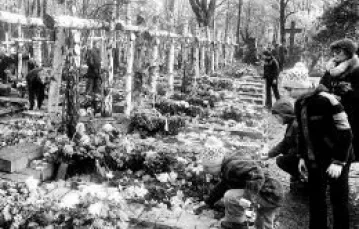Cmentarz Powązkowski, lata 80.: "Dopiero rok 1989 przyniósł pogrobowe zwycięstwo poległych w Powstaniu" / 