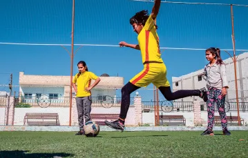 Nurdiana należy do żeńskiej drużyny piłkarskiej w Kobane. Koleżanki z zespołu wołają na nią Umtiti. / MICHAŁ ZIELIŃSKI