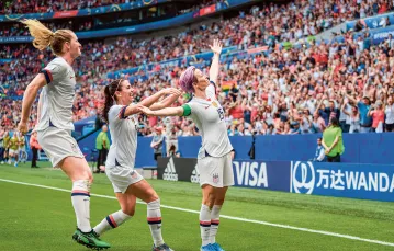 Od lewej: Samantha Mewis, Alex Morgan i Megan Rapinoe podczas finału Mistrzostw Świata w Piłce Nożnej Kobiet. Lyon, 7 lipca 2019 r. / BRAD SMITH / ISI PHOTOS