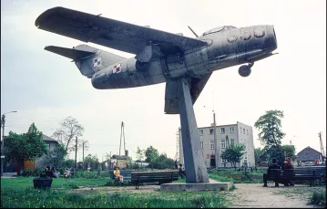 Produkowany w Mielcu samolot Lim-2 zdobi osiedlowy park w Katowicach, 1979 r. / HUCK FISHMAN / GETTY IMAGES