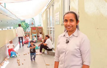 Siostra Anusha Fernando, koordynatorka jednego ze żłobków prowadzonych przez Kościół w południowym Tel Awiwie. 10 listopada 2021 r. / KAROLINA PRZEWROCKA-ADERET