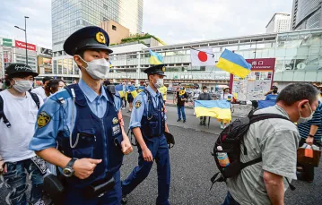 Uliczna zbiórka pieniędzy na pomoc wolontariuszom pracującym w Ukrainie. Tokio, 28 sierpnia 2022 r. / DAVID MAREUIL / AFP / EAST NEWS