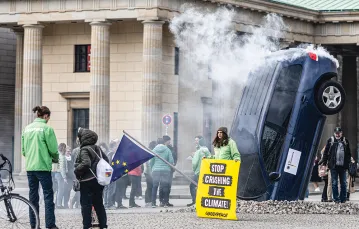 Protest Greenpeace przeciwko rządowi Niemiec, żądającemu wyjątku od nowych ogólnounijnych przepisów dotyczących sprzedaży samochodów spalinowych Berlin, 22 marca 2023 r.    / MAJA HITIJ / GETTY IMAGES