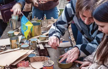 Mieszkańcy przygotowują świece okopowe dla żołnierzy na froncie. Bozdoskyi Park, Użhorod, listopad 2022 r. / SERHII HUDAK / EAST NEWS