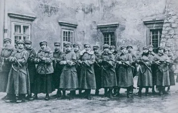 Żołnierki z Ochotniczej Legii Kobiet we Lwowie. Zdjęcie datowane na okres 1918–1920. / MAREK MUNZ / POLONA