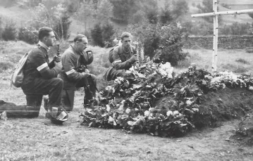 Partyzanci IV batalionu 1. Pułku Strzelców Podhalańskich AK przy grobie poległych kolegów, „Brzozy” i „Szarotki”. Ochotnica Dolna, 1944 r. / ZE ZBIORÓW RALPHA BROOKSA