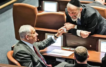 Beniamin Netanjahu oraz Arie Deri z partii religijnej Szas podczas obrad parlamentu. Jerozolima, 13 grudnia 2022 r. / GIL COHEN-MAGEN / AFP / EAST NEWS
