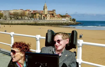 Stephen Hawking z żoną Elaine na plaży San Lorenzo w Gijón, Hiszpania, kwiecień 2005 r. / ELOY ALONSO / REUTERS / FORUM