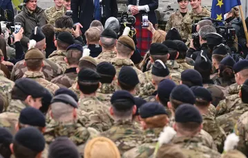 Estońska premier Kaja Kallas i brytyjski premier Boris Johnson odwiedzają żołnierzy ze stacjonującej w Estonii grupy bojowej NATO, którą dowodzą Brytyjczycy. Tallinn, 1 marca 2022 r. / LEON NEAL / PA / FORUM