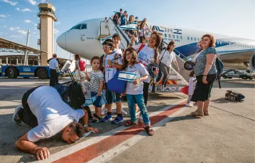 Rodzina żydowskich emigrantów z Francji. Tel Awiw, lotnisko imienia Ben Guriona, 10 lipca 2017 r. / NATI SHOHAT / FLASH90 / FORUM
