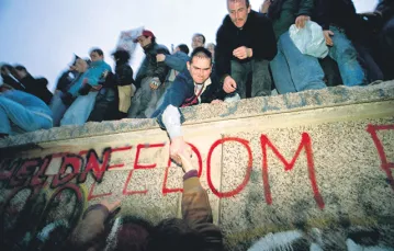 Mur berlinski, listopad 1989 r. /fot. Robert Maass / Corbis / 
