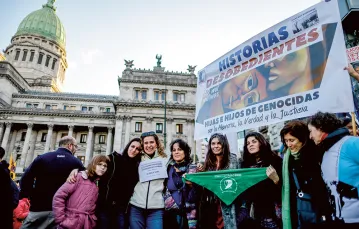 Pierwsza manifestacja Argentyńczyków z organizacji Historie Nieposłuszne. Buenos Aires, 3 czerwca 2017 r. / NATACHA PISARENKO / AP / EAST NEWS