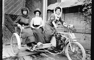 Siostry Zubrzyckie na motocyklu Triumph, 1910 r.  / / REPRODUKCJE ZE ZBIORÓW MUFO