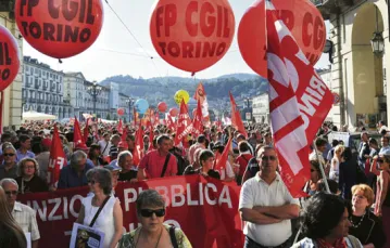 Demonstracja mieszkańców Turynu solidaryzujących się ze strajkiem generalnym pracowników transportu publicznego, poczty i szpitali. 6 września 2011 r. / fot. Daniele Badolato / AP / East News / 