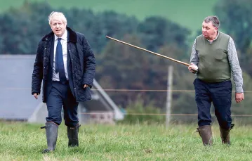 Premier Boris Johnson wizytuje farmę rolnika Petera Watsona. Darnford w Szkocji, 6 września 2019 r. / REUTERS / FORUM