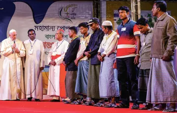 W Birmie Franciszek nie wspomniał o Rohindżach, ale 1 grudnia w Bangladeszu spotkał się z nimi w ogrodzie pałacu arcybiskupiego w stolicy kraju, Dhace. / ANDREW MEDICHINI / AP / EAST NEWS