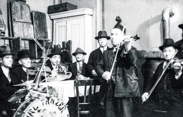Członkowie orkiestry żydowskiej grającej na przyjęciu weselnym, 1933 r. / NAC