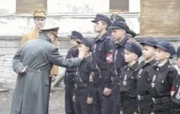 Berlin 1945: Hitler odznacza chłopców z Hitlerjugend (scena z filmu) / 