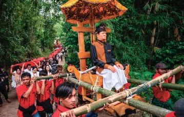Procesja z posągiem zmarłego podczas tradycyjnej ceremonii pogrzebowej Toradżów. Region Tana Toraja w Południowym Sulawesi, Indonezja, marzec 2019 r. / HARIANDI HAFID / GETTY IMAGES