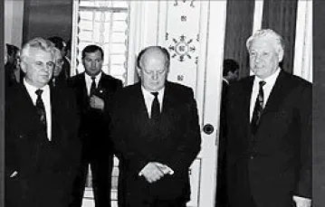 Oni rozwiązali ZSRR - od lewej: Leonid Krawczuk, Stanisław Szuszkiewicz i Borys Jelcyn /fot. za www.pseudology.org / 