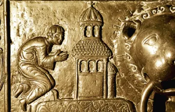 Modlitwa u grobu św. Wojciecha, fragment średniowiecznych drzwi Katedry Gnieźnieńskiej z ok. 1175 r. /fot. KNA-Bild / 