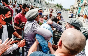 Policjanci i funkcjonariusze bezpieki (po cywilnemu) aresztują jednego z uczestników demonstracji. Hawana, 11 lipca 2021 r. / ADALBERTO ROQUE / AFP / EAST NEWS