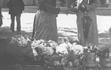 Kwiaciarka na Rynku Głównym /fot. A.F. "Światowid" 1935 r. / 