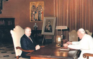 Jan Paweł II w rozmowie z przywódcą ZSRR Michaiłem Gorbaczowem . Watykan, 1 grudnia 1989 r. /fot. KNA-Bild / 