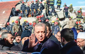 Prezydent Turcji Recep Erdoğan w mieście Kahramanmaraş w południowej Turcji, jednym z dotkniętych katastrofalnym trzęsieniem ziemi. Turcja, 8 lutego 2023 r. / ADEM ALTAN / AFP / EAST NEWS