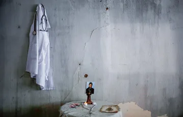 W schronisku dla ofiar homofobii;  na stole figurka Matki Bożej,  na ścianie obrazek św. Józefiny Bakhity.  São Paulo, Brazylia, listopad 2016 r. / REUTERS / FORUM