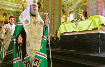 Patriarcha Aleksy II podczas uroczystości pochówku carycy Marii Fiodorownej, matki ostatniego cara Mikołaja II, petersburg, wrzesień 2006 r. / fot. KNA-Bild / 