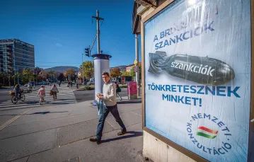 Rządowe billboardy przekonują, że kłopotom gospodarczym Węgier winne są „brukselskie sankcje”. Budapeszt, październik 2022 r. / FERENC ISZA / AFP / EAST NEWS