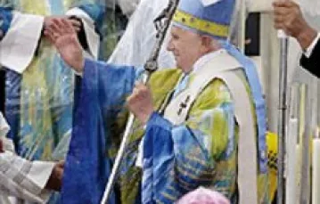 Papież błogosławi wiernych po przyjeździe do Mariazell, 8 września 2007 r. / 