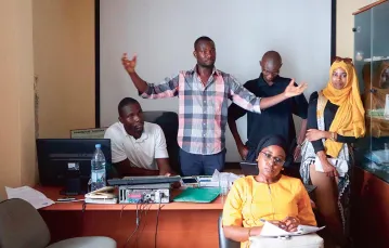 Działacze Forum Civil, m.in. Michael Diallo (w koszuli w kratę) i Abel Kaber Fall, Saint Louis (Senegal), 2019 r. / JAKUB MEJER
