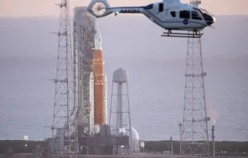 Helikopter NASA przelatuje obok rakiety SLS z kapsułą Orion, NASA Kennedy Space Center, Floryda, 29 sierpnia 2022 r. /  / FOT. NASA