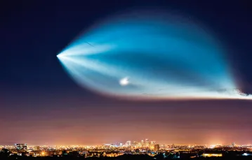 Rakieta SpaceX Falcon 9, wynosząca na orbitę 10 nowych satelitów Iridium, przelatuje nad centrum Phoenix (USA), grudzień 2017 r. / JOHN SIRLIN / ALAMY STOCK PHOTO / BEW