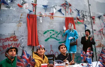 „Przeprosinowe” przyjęcie dla dzieci  palestyńskich z obozu dla uchodźców al-Aida, zorganizowane przez Banksy’ego  w rocznicę deklaracji Balfoura,  Betlejem, 1 listopada 2017 r. / AHMAD GHARABLI / AFP / EAST NEWS
