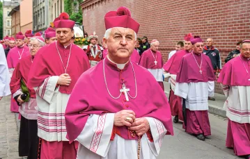 Biskup Jan Szkodoń podczas procesji ku czci św. Stanisława, Kraków, maj 2013 r. / / JAN GRACZYŃSKI / EAST NEWS