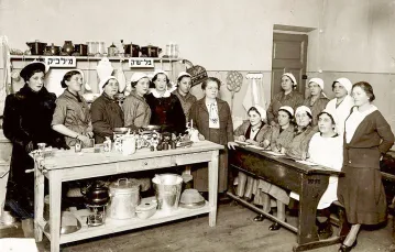 Fania Lewando (w środku) ze swoimi uczennicami. Wilno, 1938 r. / MATERIAŁY PRASOWE / POLIN