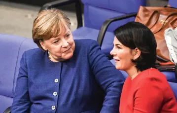 W kuluarach parlamentu: kanclerz Angela Merkel i współprzewodnicząca Zielonych Annalena Baerbock, 16 stycznia 2020 r. Dziś Baerbock jest kandydatką swojej partii na urząd kanclerza. / FOT.  / SERGEY DOLZHENKO / EPA / PAP