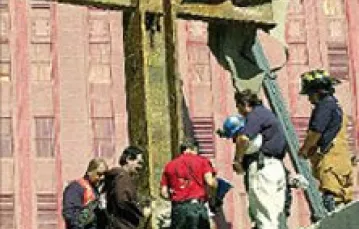 Ks. Brian Jordan błogosławi krzyż ze stalowych dźwigarów na ruinach WTC; 4 października 2001 r. / 