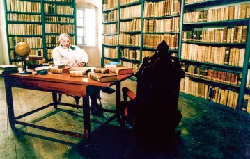 Ks. Józef Tischner w bibliotece  klasztoru kamedułów na Bielanach. Kraków, 1996 r. / ANNA PIETUSZKO / FORUM