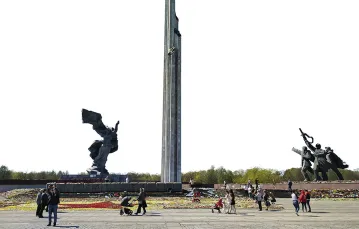 Pomnik żołnierzy Armii Czerwonej w Rydze, ktory został wyburzony 25 sierpnia 2022 r. / VICTOR LISITSYN / FORUM