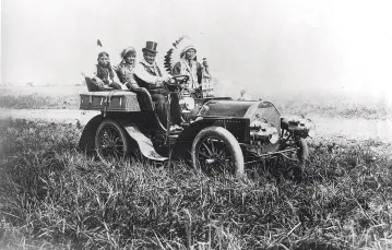 Ranczo Braci Miller, 11 lipca 1905 r. Za kierownicą, w kapeluszu – Geronimo, wódz Apaczów. Obok niego Edward Le Clair Sr, wódz Indian Ponka. / CONTRIBUTOR / GETTY IMAGES