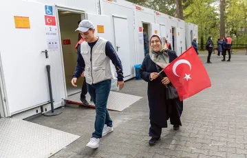 Turcy żyjący w Niemczech właśnie oddali głos w specjalnych kabinach-kontenerach, przygotowanych przez konsulat turecki w Berlinie. 27 kwietnia 2023 r.  / MAJA HITIJ / GETTY IMAGES