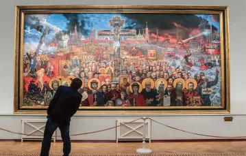 Centralną postacią wśród artystów, którzy nacjonalizm godzili z komunizmem, był malarz Ilja Głazunow (1930-2017). Na zdjęciu: jego obraz „Wieczna Rosja” z 1988 r. w galerii w Moskwie. / MAXIM SHIPENKOV / PAP
