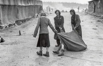 Obóz w Bergen-Belsen tuż po wyzwoleniu przez brytyjską 2. Armię, kwiecień 1945 r. / AKG / BE&W