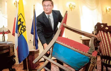 Prezydent Katowic Marcin Krupa przekazuje swój fotel  w ramach akcji dobroczynnej, wrzesień, 2016 r. / GRZEGORZ CELEJEWSKI / AGENCJA GAZETA