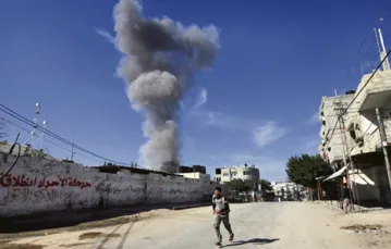 Strefa Gazy pod izraelskim ostrzałem, 13 stycznia 2009 r. / fot. Eyad Baba / AP / Agencja Gazeta / 