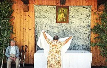 Od ponad stu lat rodzina Łopatów z Lanckorony przygotowuje ołtarz na procesję Bożego Ciała / fot. ANDRZEJ KRAMARZ / visavis.pl / 